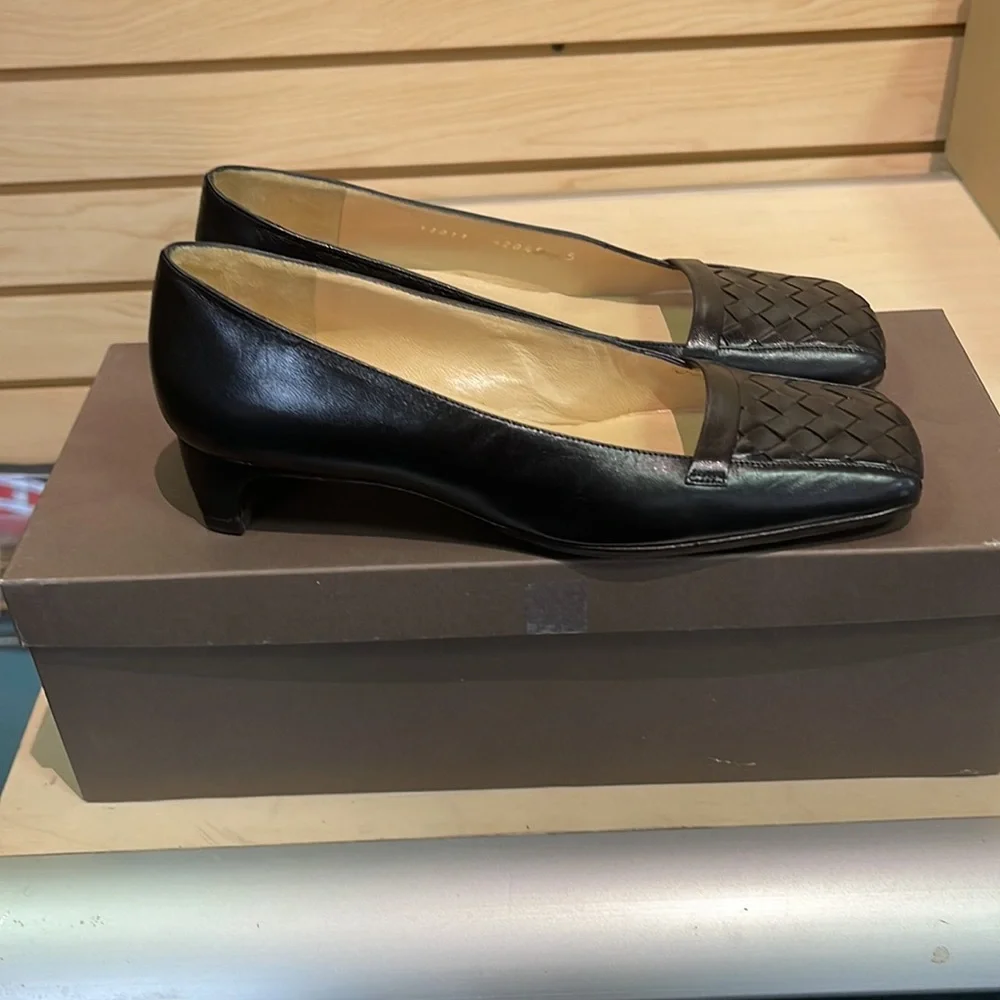 Women’s Bottega Veneta Black Intrecciato Leather Pumps Size 5M